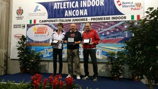 Il responsabile tecnico Cestonaro ritira il premio per la squadra junior maschile 1° classificata 